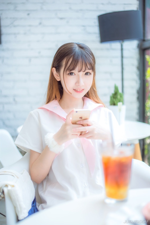 “见过孟达将军。”房间里，哪里有什么刘璋和刘璝夫人的影子，却见一男一女两人见到孟达之后，站起身来，抱了抱拳：“不知事情如何？”